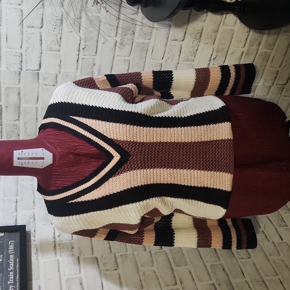 Runway Sweaters - Womens Vneck SZ M Sweater